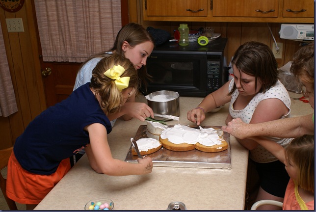 2010-4-2 Bunny Cake 056