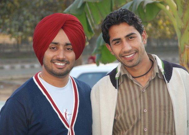 aha ikk contribution mere wallon g....this pic clicked by my elder brother with Satinder Sartaaj....sartaaj 22 g sade kol aye c....as he is a gud friend of my brother