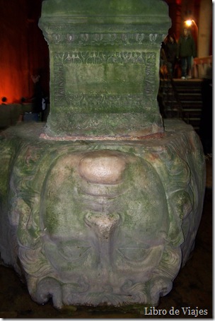 Base de Medusa de una de las columnas de la Cisterna de Yerebatan en Estambul