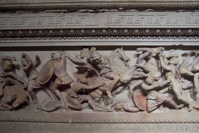 [Sarcofago de Alejandro Magno en el Museo Arqueologico de Estambul[1].jpg]
