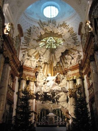 [Interior Karlskirche[5].jpg]