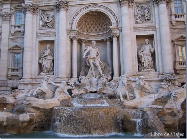 Fonta di Trevi en Roma, uno de los símbolos de la ciudad Fonta di Trevi en Roma, uno de los símbolos de la ciudad