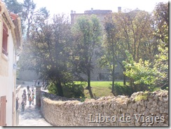 Entrada al Castillo, al fondo y a la derecha yace Picasso junto a su mujer