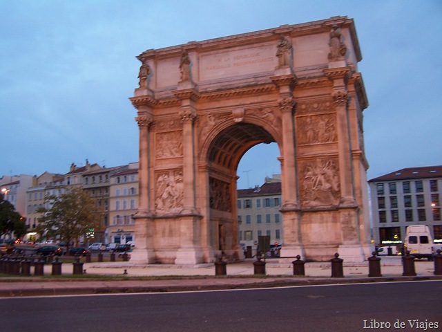 [Arco Romano de Marsella, testigo del pasado romano de la región..jpg]