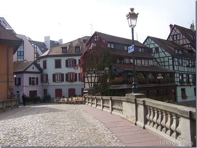 Petit France de Estrasburgo la zona más bella de la ciudad. Al lado la casa mas famosa con sus balcones floridos 