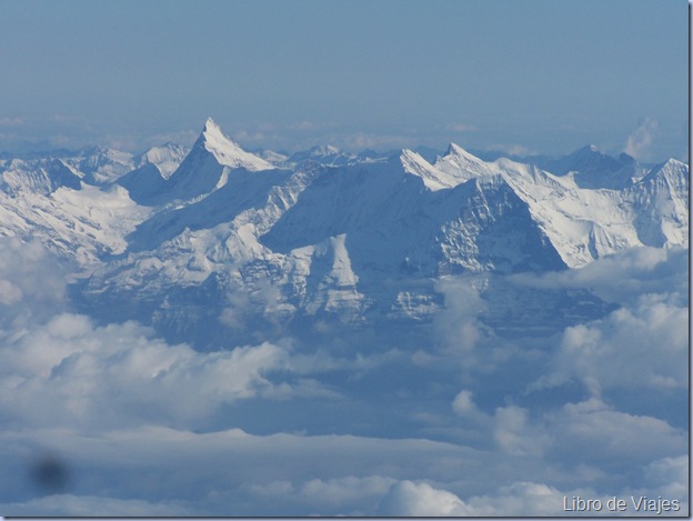 Los Alpes Suizos vistos desde el avion con su pico mas famoso el Zermatt al fondo