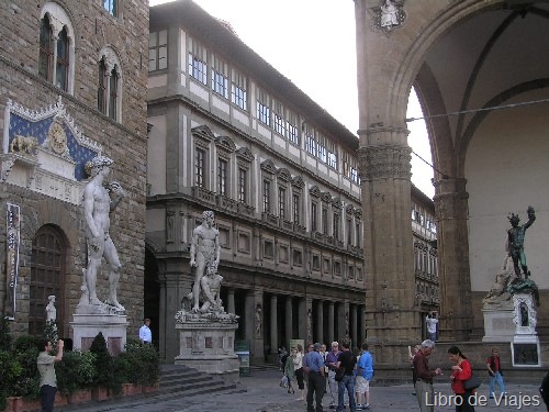 [piazza-de-la-signora[1][5].jpg]
