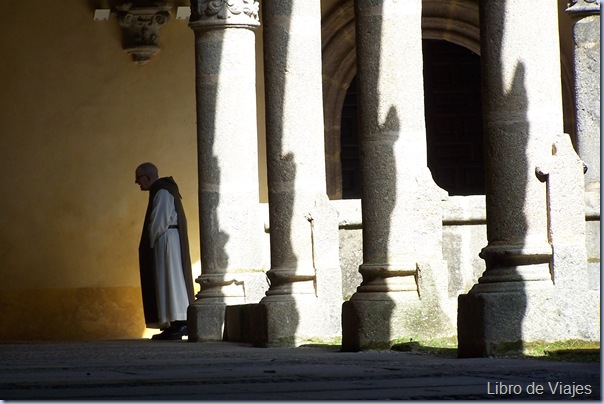 Monjes Jerónimos en el Claustro del Monasterio de Yuste. Comarca de la Vera