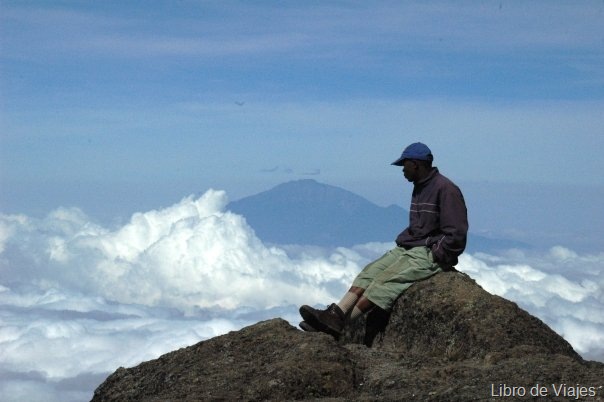 [Nuestro segundo guia con el Monte Meru detrás.. 4650 metros[5].jpg]