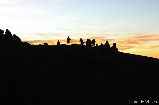 [El amanecer fue lo más esperado del dia, estábamos en la línea del Tropico a unos 15 grados bajo cero, en plena Africa...[5].jpg]