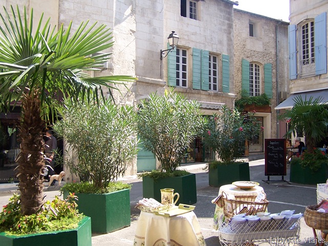 [Restaurante al aire libre dentro del casco viejo de Saint Rèmy en Provence[3].jpg]