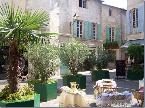Restaurante al aire libre dentro del casco viejo de Saint Rèmy en Provence