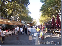 Avenida del Centro histórico Avignon. Sale desde la Plaza del Palacio hacia el interior de Aviñón, aquí podremos comer a buen precio en varios restaurantes, pero siempre antes de las 13.00 h.