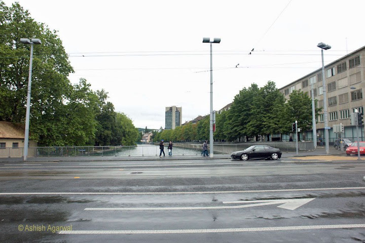 Photo of a couple while on the bridge over the Limmat in Zurich