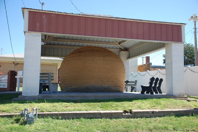 [09-24-10 F Largest Ball of Twine - Cawker City 005[3].jpg]