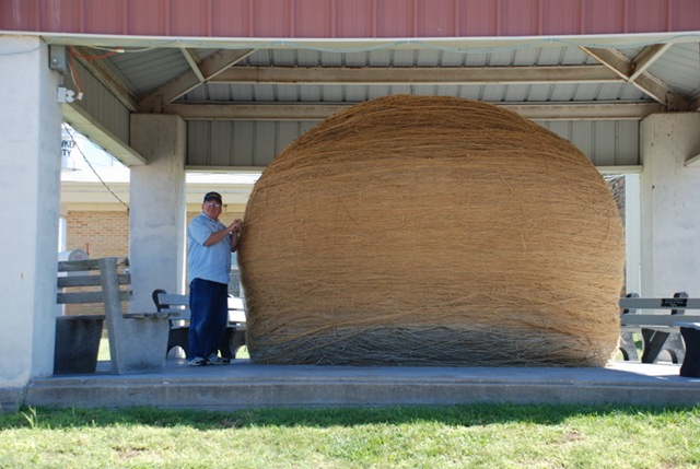 [09-24-10 F Largest Ball of Twine - Cawker City 007[3].jpg]