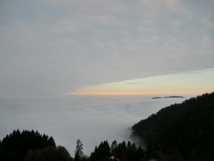 Закат над тучами в Альпах