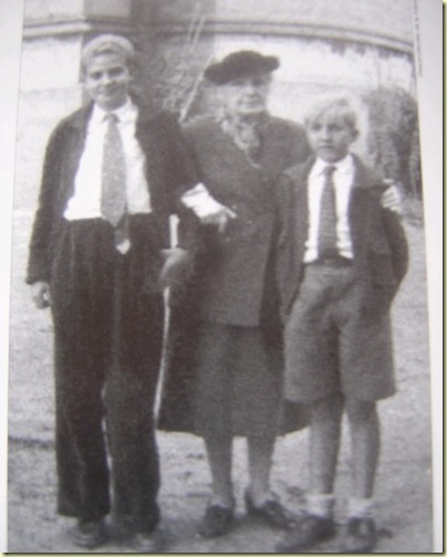 Eulalia en 1953, con Juan Carlos, actual rey de España, y su hermano, el infante don Alfonso. Eulalia en 1953, con Juan Carlos, actual rey de España, y su hermano, el infante don Alfonso.