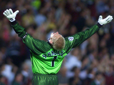 BCN12 - 19990526 - BARCELONA, SPAIN : Peter Schmeichel, goal keeper of Manchester United, celebrates after team mate Teddy Sheringham scored the winning 2-1 against Bayern Munich in the Champions League final in Barcelona's Nou Camp stadium late Wednesday 26 May 1999. (ELECTRONIC IMAGE) EPA PHOTO DPA/KAY NIETFELD BCN12 - 19990526 - BARCELONA, SPAIN : Peter Schmeichel, goal keeper of Manchester United, celebrates after team mate Teddy Sheringham scored the winning 2-1 against Bayern Munich in the Champions League final in Barcelona's Nou Camp stadium late Wednesday 26 May 1999. (ELECTRONIC IMAGE) EPA PHOTO DPA/KAY NIETFELD