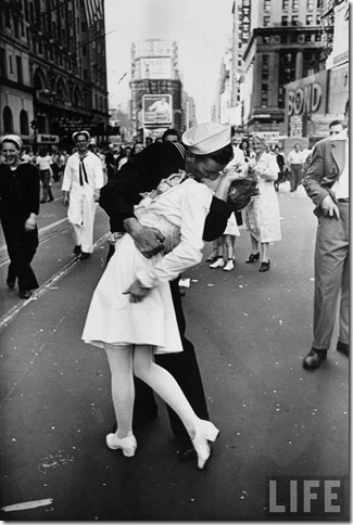 Beijo na Times Square entre uma enfermeira e um marinheiro no V-J Day. Uma das imagens de beijo mais conhecidas do mundo. Vj_day_kiss