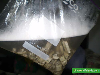 Cleaning the keys of keyboard Keys of the keyboard soaking in detergent solution.