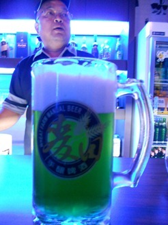 Jiaoxi: Green beer in a piano bar