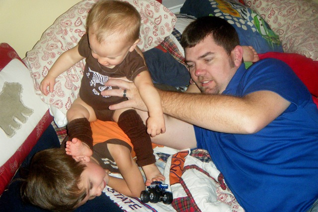 [4.11.11 - playtime with daddy 008[3].jpg]