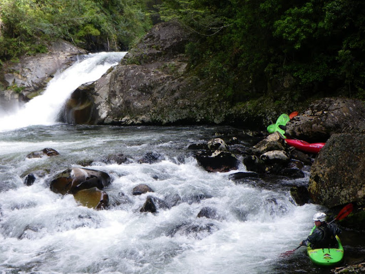 Slide from the bottom, Jared about to probe the 50 footer.