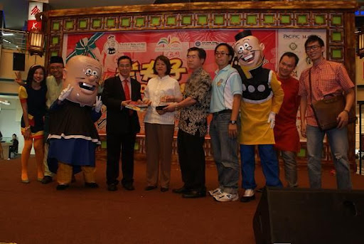 黄敬铨及北赖美嘉广场产业经理林民亥颁发纪念品于周美芬副部长，青运威北县会主席林宗翰及NOISE剧团成员陪同合影。