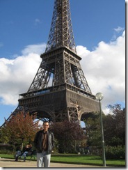 Paris - Luiz, em frente a Torre Eiffel