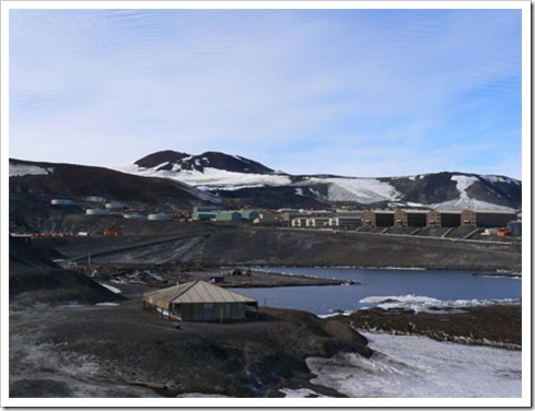 discovery hut with mcmurdo behind
