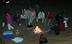 Wir grillen in der Wüste an einer Düne, mit Familie und Freunden. Wir grillen in der Wüste an einer Düne, mit Familie und Freunden.