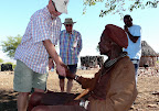 Piri Wii, und Piri Naua. Dies ist Festus Stiefvater, der Boss vom ganzen. Wir besuchen ein Himba Dorf in der Nähe von Opuwo, der Hauptstadt der Kunen Region oder besser bekannt als das Kaokoland. Piri Wii, und Piri Naua. Dies ist Festus Stiefvater, der Boss vom ganzen. Wir besuchen ein Himba Dorf in der Nähe von Opuwo, der Hauptstadt der Kunen Region oder besser bekannt als das Kaokoland.
