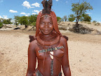 eine junge Himba Dame mit vollem Schmuck. eine junge Himba Dame mit vollem Schmuck.