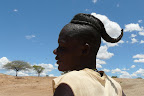 Junger Himba Mann, dieser mit dem Zopf darf heiraten, er hat sich als zuverlässiger Hirte erwiesen. Männer schmieren sich mit schwarzem Vett ein. Junger Himba Mann, dieser mit dem Zopf darf heiraten, er hat sich als zuverlässiger Hirte erwiesen. Männer schmieren sich mit schwarzem Vett ein.