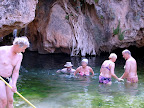 Glasklares Wasser im Ongongo Falls, Raini fischt die Algen raus damit wir besser rein und raus kommen, eine tolle Erfrischung in der Hitze. Glasklares Wasser im Ongongo Falls, Raini fischt die Algen raus damit wir besser rein und raus kommen, eine tolle Erfrischung in der Hitze.