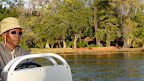 Eine Lodge am Okavango, vom Boot gesehen. Eine Lodge am Okavango, vom Boot gesehen.
