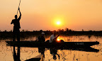 Sundowner fahrt mit einem Mokoro oder Einbaum in einem seichten Teil des Okavango. Der Staker muß arbeiten und wir ganz still sitzen. Sundowner fahrt mit einem Mokoro oder Einbaum in einem seichten Teil des Okavango. Der Staker muß arbeiten und wir ganz still sitzen.