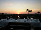 Der Tisch ist gedeckt, die Sonnegeht unter, gleich gibt es das Dinner in der Palmwag Lodge. Der Tisch ist gedeckt, die Sonnegeht unter, gleich gibt es das Dinner in der Palmwag Lodge.