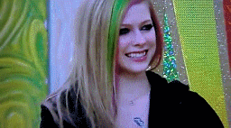Avril Lavigne fazendo um coração com as mãos gif a