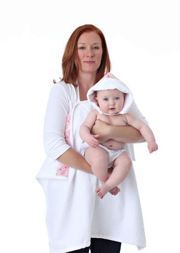 btnt m&b/s mom pick up baby face out
