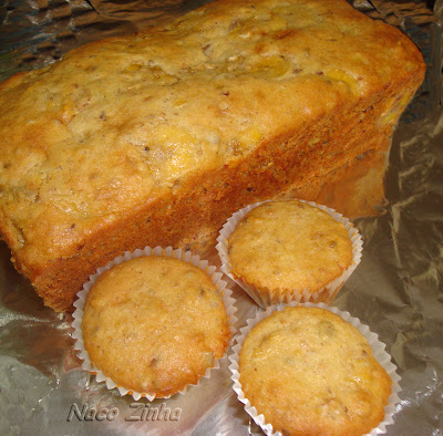 Bolo de banana com granola Bolo de banana com granola