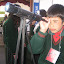 Uno de los alumnos visitantes observa a través del telescopio perteneciente al proyecto "El Sistema Solar", de la Escuela Artística Las Parcelas.