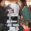 Una de las educadoras presentes en la Feria recibe material y orientación de parte de la monitora de EXPLORA CONICYT R.M.