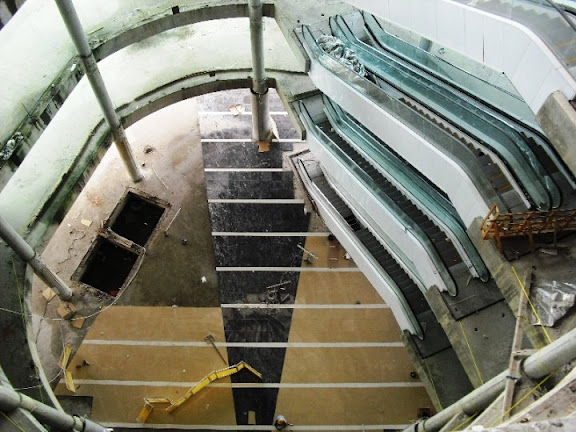 Pemasangan Keramik di Main Atrium
