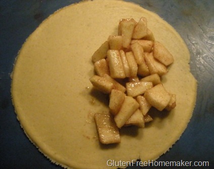 [apple turnovers - apples on dough[6].jpg]