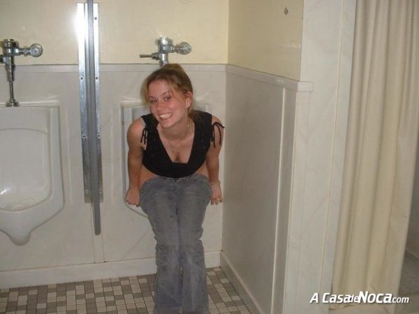 [girls-in-toilett-21[4].jpg]