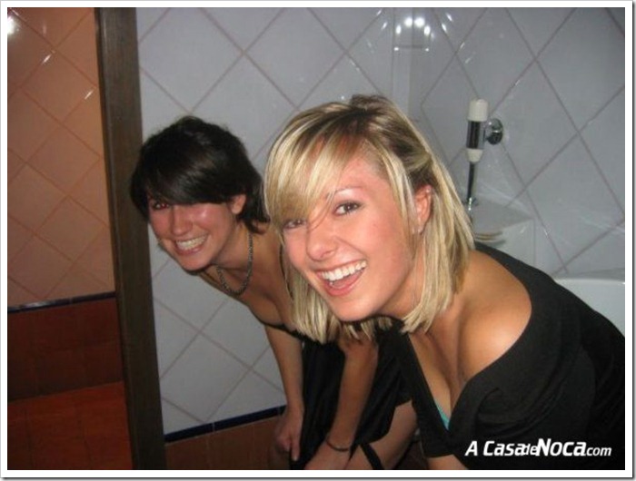girls-in-toilett-23