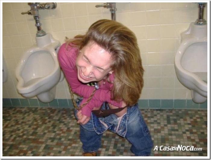 girls-in-toilett-41