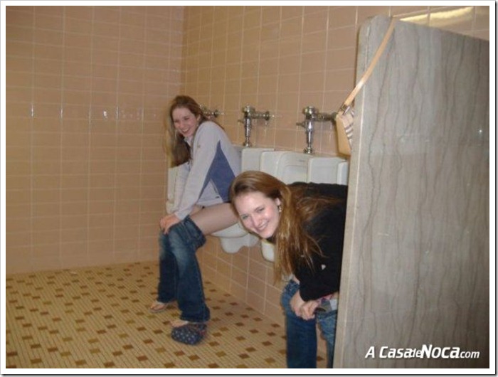 girls-in-toilett-45